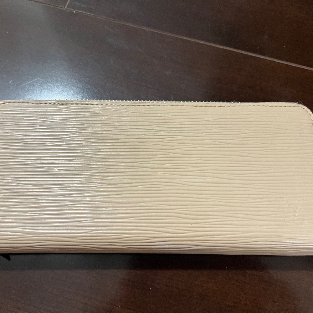 LOUIS VUITTON Authentic Zippy Wallet